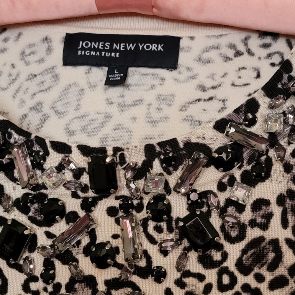 #027 Jones New York- Leopard Print Jeweled Neckline Sweater.sz L - Picture 3 of 6